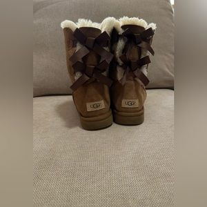UGG Bailey bows in tan/brown